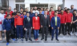 Gençlik ve Spor Bakanı Osman Aşkın Bak, Ankara'da sporcularla bir araya geldi