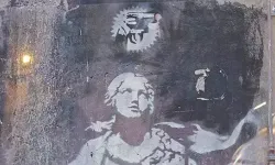 Savaş karşıtı aktivistler, sanatçı Banksy'nin eserine Filistin yanlısı mesaj bıraktı