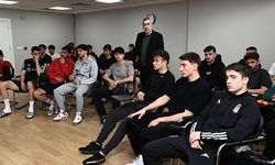 Beşiktaş'ta genç futbolcular sosyal medya kullanımı seminerine katıldı
