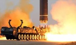 Kuzey Kore lideri Kim, yeni orta menzilli hipersonik füzenin motor testini denetledi