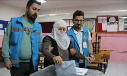 Engelli ve hasta seçmenler ekiplerin yardımıyla oy kullanıyor