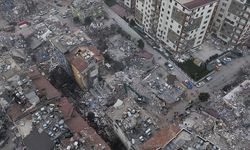 Depremde 48 kişinin öldüğü binanın müteahhidi, yıkımı "geçmişteki kazaya" bağladı