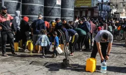 İsrail saldırıları altındaki Gazzeliler, bir yudum su içebilmek için uzun saatler kuyrukta bekliyor