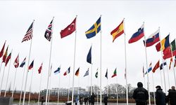 İsveç bayrağı NATO karargahında göndere çekildi