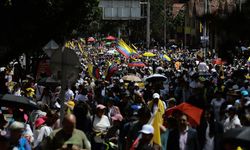 Kolombiya'da meydanlara inen yüzlerce kişi hükümetin politikalarını protesto etti