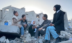 Filistinli baba, çocuklara eğlenceli şarkılar söyleyerek psikolojik baskıyı azaltmaya çalışıyor
