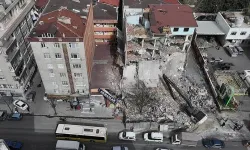 Esenler'de kentsel dönüşümdeki binadan kopan beton blok dükkanın üzerine düştü