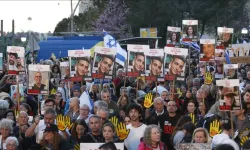 İsrail'de on binlerce kişi, esir takası ve ateşkes talebiyle Meclis önünde gösteri düzenledi