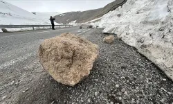 Eriyen kar nedeniyle Ardahan-Ardanuç kara yoluna kaya parçaları düştü