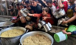 Filistinli çocuklar bir kap yemek için saatlerce kuyrukta bekliyor