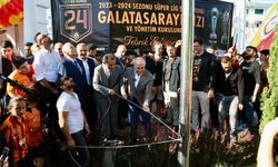 Dursun Özbek, Galatasaray bayrağını Şampiyonlar Anıtı'nda göndere çekti