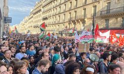 İsrail'in Filistinlilerin kampına yönelik saldırısı Paris'te protesto edildi