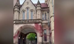 Manchester Üniversitesinin İsrail ile olan işbirlikleri kırmızı boyayla protesto edildi