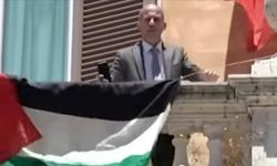 İtalyan milletvekili, Temsilciler Meclisi'nin balkonuna Filistin bayrakları astı