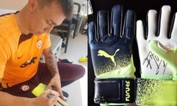 Muslera'dan Galatasaraylı taraftarlara imzalı eldiven