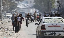 BM'ye göre, İsrail'in saldırılarını sürdürdüğü Refah'ta yaklaşık 450 bin kişi zorla yerinden edildi