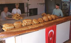 Sivas'ta 3,8 metrelik ekmek yapan fırıncı 4 metrelik ekmek üretti