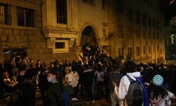 Gürcistan'da polis, parlamento binasının kapılarını kuşatan göstericilere müdahale etti
