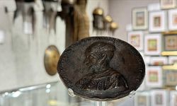 Londra'da satışa çıkarılan tılsımlı madalyonu Fatih Sultan Mehmet'in yaptırdığı değerlendiriliyor