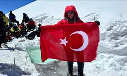 Deniz Kayadelen, Everest'in tepesinde yüzerek dünya rekoruna imza attı