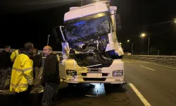 Bolu'da, trafik kazasında hurdaya dönen tırın sürücüsü kazadan yara almadan kurtuldu