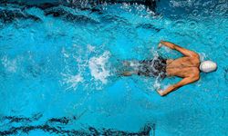 Yüzmek, skolyoz başlangıcı olanlarda omurga eğriliğini artırabilir
