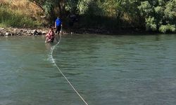 Siirt'te suyun yükselmesi sonucu çayda mahsur kalan 3 kişi kurtarıldı