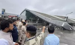 Hindistan'da aşırı yağışlar nedeniyle havalimanının çatısının bir bölümü çöktü, 1 kişi öldü