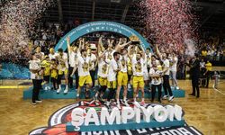 Basketbolda Süper Lig'e yükselen Mersin BB kupasını aldı
