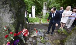Nazım Hikmet Ran, ölümünün 61. yılında Moskova'daki mezarı başında anıldı
