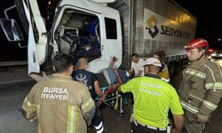İstanbul- İzmir Otoyolunda tıra çarpan kamyon sürücüsü aracında sıkıştı