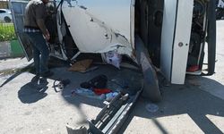 Ağrı'da yeni otomobilleri taşıyan tırın devrilmesi sonucu sürücü yaralandı
