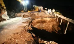 Bodrum'da içme suyu isale hattındaki patlama nedeniyle yol çöktü