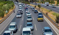 İzmir ve Aydın'da tatil beldelerine giden yollarda uzun araç kuyrukları oluştu