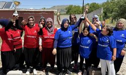 Nevşehir'de köylü kadınlar kurdukları yarış parkurunda eğleniyor