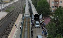Bazı gurbetçiler sıla yolunda arabalı treni tercih ediyor