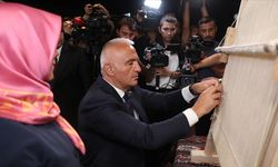 Bakan Ersoy, Atatürk'ün kilim portresinin ilk ilmeğini attı