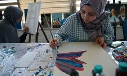 Yurt çatısı altında açılan kurslara katılan üniversiteliler yeni uğraşlar ediniyor