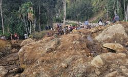 Papua Yeni Gine'deki heyelanda toprak altında kalan köy, toplu mezarlığa dönüştürüldü