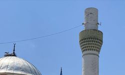 Minarenin külahını yıkan rüzgar leylek yuvasını dağıtamadı