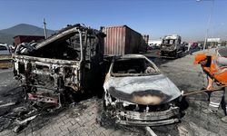 İzmir'de tır, minibüs ve otomobilin çarpışarak yanması sonucu 5 kişi yaralandı