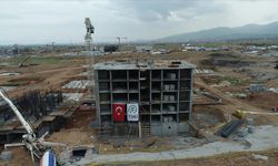 Malatya'da deprem konutlarının yapımı sürüyor