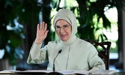 Emine Erdoğan: Karnelerini alan tüm öğrencilerimizin sevincini canıgönülden paylaşıyor, iyi tatiller diliyorum