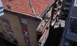 Bahçelievler'de 4 katlı binanın çatısında çökme