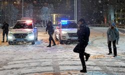 İstanbul Taksim'de polis ile vatandaşlar kar topu oynadı