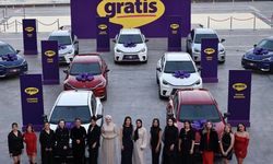 Gratis, çekilişle otomobil kazanan 15 kişiye anahtarlarını teslim etti