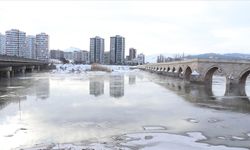 Türkiye'nin en uzun nehri Kızılırmak kısmen buz tuttu