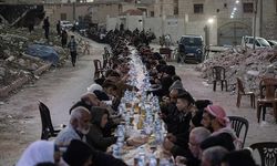 İHH'dan, Halep'te enkaz haline gelen evlerin arasında toplu iftar