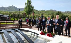 TBMM Başkanı Kurtulmuş, Kırgızistan'da Ata-Beyit Ulusal Tarih ve Anıt Kompleksi'ni ziyaret etti