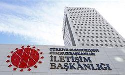 "Sabitlenmemiş dolap, raf, pencere vb. eşyalardan uzak durulmalıdır"